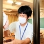 分散登校で子どもたちが入れ替わる昼休みと放課後に、教室を消毒する教員＝神戸市中央区港島中町３、港島学園中学部（撮影・鈴木雅之）