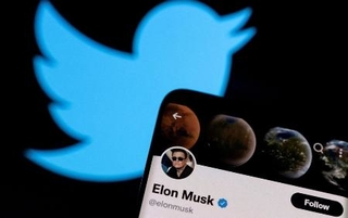 　イーロン・マスク氏のアカウントとツイッターのロゴ（ロイター＝共同）