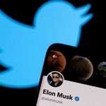　イーロン・マスク氏のアカウントとツイッターのロゴ（ロイター＝共同）