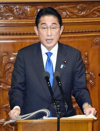 　第２１１通常国会が召集され、衆院本会議で施政方針演説をする岸田首相＝２３日午後
