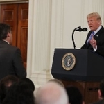 　米ホワイトハウスでの記者会見で、ＣＮＮテレビ記者（左）と応酬するトランプ大統領＝２０１８年１１月７日（ゲッティ＝共同）