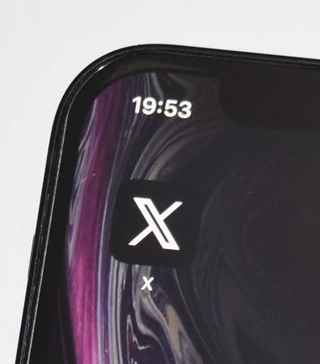　ｉＰｈｏｎｅアプリのアイコンと名称が「Ｘ」に更新された画面