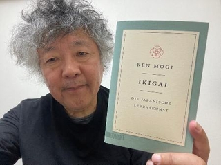 　ドイツ語版『IKIGAI』を手にする茂木健一郎さん＝筆者提供