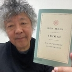 　ドイツ語版『IKIGAI』を手にする茂木健一郎さん＝筆者提供