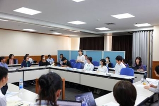 　研修の学びを振り返り、発表する参加者たち【写真提供：JICA】