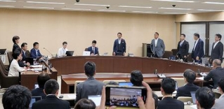 　虐待禁止条例改正案を賛成多数で可決した埼玉県議会の福祉保健医療委員会＝10月６日、さいたま市