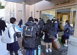 　石川県輪島市から白山市の「県立白山青年の家」に集団避難した中学生ら＝１月17日