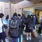 　石川県輪島市から白山市の「県立白山青年の家」に集団避難した中学生ら＝１月17日