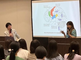 　５月11日、多摩図書館で脳科学者・認知科学者の中野信子さんとトークイベント＝臨床教育研究所「虹」提供