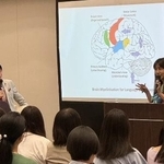 　５月11日、多摩図書館で脳科学者・認知科学者の中野信子さんとトークイベント＝臨床教育研究所「虹」提供