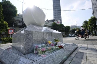 　池袋の暴走事故現場近くの慰霊碑。75歳以上の運転免許自主返納は事故が起きた19年をピークに減少傾向だ＝21年９月