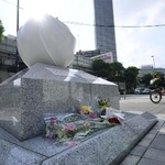 　池袋の暴走事故現場近くの慰霊碑。75歳以上の運転免許自主返納は事故が起きた19年をピークに減少傾向だ＝21年９月