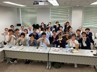 　ＪＩＣＡ事務所で報告会後に参加生徒、スタッフの皆さんと記念撮影＝ＪＩＣＡ提供