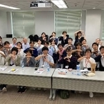 　ＪＩＣＡ事務所で報告会後に参加生徒、スタッフの皆さんと記念撮影＝ＪＩＣＡ提供