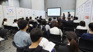 　教員の働き方改革推進のため全国に先駆け都が設立した公益財団法人ＴＥＰＲＯ（ティープロ）のブース。幅広い年代の多彩な参加者が集まった＝東京都教委提供