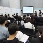 　教員の働き方改革推進のため全国に先駆け都が設立した公益財団法人ＴＥＰＲＯ（ティープロ）のブース。幅広い年代の多彩な参加者が集まった＝東京都教委提供