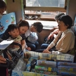 　車内販売の明るい声に財布のひもも緩む