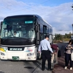 　米坂線の代行バス。写真の小国駅では乗り降りが多かった
