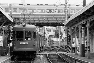 　１９８５年６月の山下駅。ちょうど小田急線のロマンスカーが上を交差した瞬間を撮影した。その後小田急は左手にある豪徳寺駅のホームと壁が世田谷線をまたいで延び、現在この場所では電車同士が交差するシーンは見ることができない