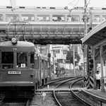　１９８５年６月の山下駅。ちょうど小田急線のロマンスカーが上を交差した瞬間を撮影した。その後小田急は左手にある豪徳寺駅のホームと壁が世田谷線をまたいで延び、現在この場所では電車同士が交差するシーンは見ることができない