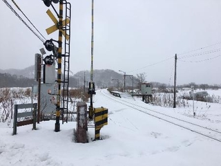 　雪の原野の中にたたずむ宗谷線糠南駅＝１６年１２月