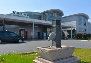 　延伸で連絡する予定のＪＲ八高線箱根ケ崎駅。青梅街道と日光街道が交わる宿場町だったことにちなみ、馬の水飲み場をイメージしたモニュメントがある