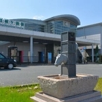　延伸で連絡する予定のＪＲ八高線箱根ケ崎駅。青梅街道と日光街道が交わる宿場町だったことにちなみ、馬の水飲み場をイメージしたモニュメントがある