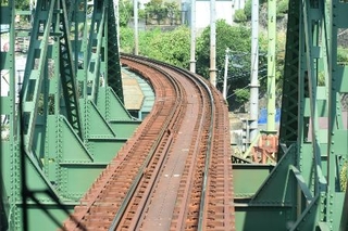 　かつて三線軌条だった小田原-入生田間には、撤去された３本目の線路の跡が残る（左側レールの外側。内側にあるのは脱線防止ガード）
