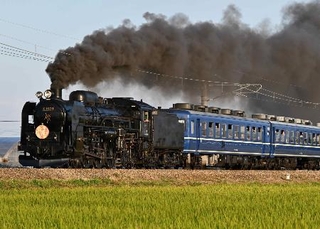 　現在は定期検査中のＣ６１がけん引した客車列車