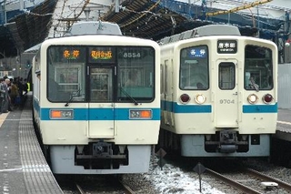 　懐かしい９０００形（右）とのツーショット＝２００５年５月、小田急永山駅