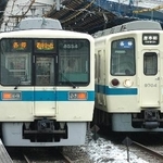 　懐かしい９０００形（右）とのツーショット＝２００５年５月、小田急永山駅