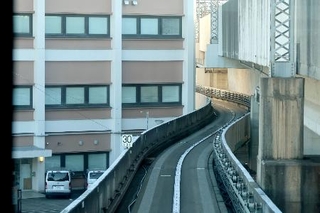 　加茂宮-鉄道博物館の上り線で。ビルと新幹線の高架橋が接近しており、ニューシャトルの軌道が高架橋の下に潜り込んでいる