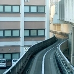 　加茂宮-鉄道博物館の上り線で。ビルと新幹線の高架橋が接近しており、ニューシャトルの軌道が高架橋の下に潜り込んでいる