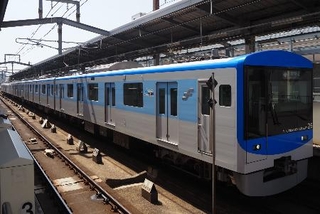 　「青い食パン」とも呼ばれる福岡市地下鉄４０００系＝２０２５年６月１８日、福岡市西区