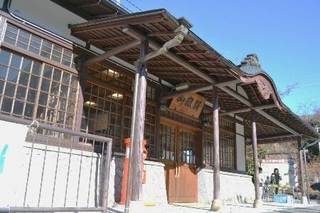 　風格あるＪＲ青梅線・御嶽の駅舎＝東京都青梅市