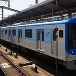 　「青い食パン」とも呼ばれる福岡市地下鉄４０００系＝２０２５年６月１８日、福岡市西区