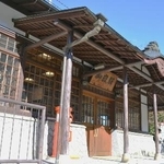 　風格あるＪＲ青梅線・御嶽の駅舎＝東京都青梅市