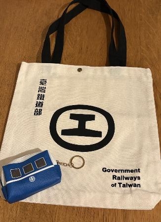 　質実剛健そのもののデザインが魅力なグッズのチェックもお忘れなく