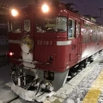 　ヘッドマークの花と文字の色が白になることも＝函館駅