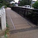 　旧中島飛行機工場引き込み線跡の遊歩道に架けられた「ぎんなん橋」（２０２１年９月）