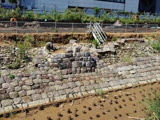 　発掘された１５０年前の築堤は一般公開されたことがある（２０２１年９月）
