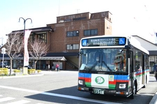 　プロ野球西武の「レオ」を先頭に掲げた近江バス＝滋賀県近江八幡市