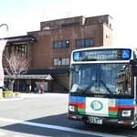 　プロ野球西武の「レオ」を先頭に掲げた近江バス＝滋賀県近江八幡市
