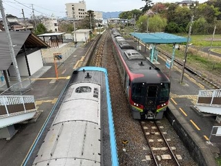 　引田で特急同士の行き違い。三角屋根の駅舎はトイレが存在感