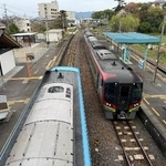 　引田で特急同士の行き違い。三角屋根の駅舎はトイレが存在感