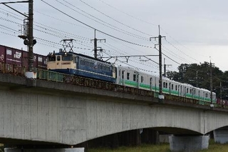 　電気機関車に引かれ多摩川を渡るＨＢ-Ｅ２２０系（２０２４年１０月）