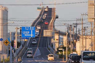 　江島大橋の「ベタ踏み坂」＝２０１６年８月、松江市