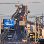 　江島大橋の「ベタ踏み坂」＝２０１６年８月、松江市