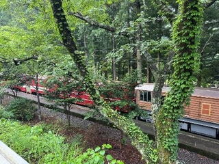 　土本駅を発車する列車を道路側から。道路は少し先で行き止まり