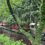 　土本駅を発車する列車を道路側から。道路は少し先で行き止まり